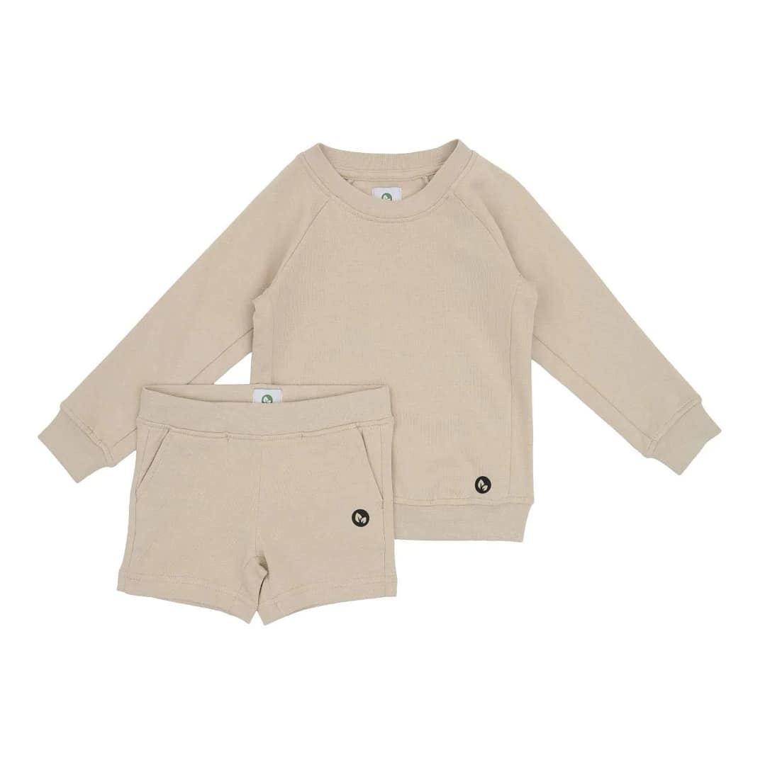 Beige sweatsæt til børn – lavet i luksuriøs og blød Supima-bomuld, fås med både shorts og lange bukser for alsidig komfort året rundt