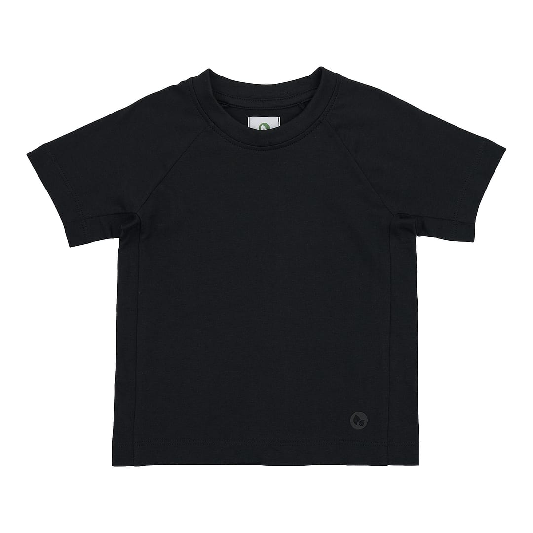 Basic T-shirt til børn i farven sort – komfortabel børnetrøje i blødt supima-bomuld, perfekt til hverdagsbrug