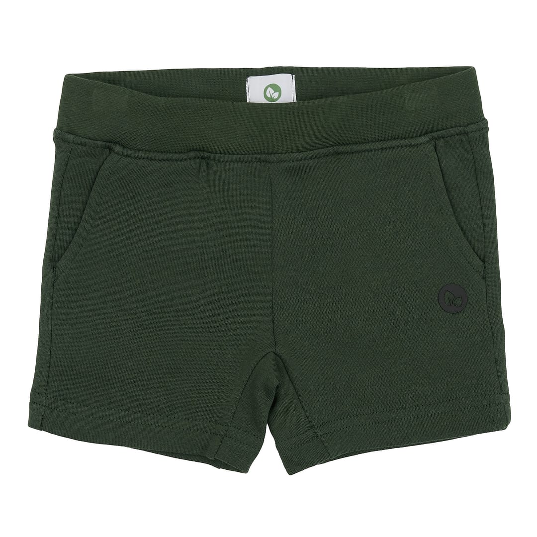 Sweatshorts til børn i farven grøn – eksklusivt sweatsæt fremstillet i blød og slidstærk Supima-bomuld, ideel til hverdagskomfort