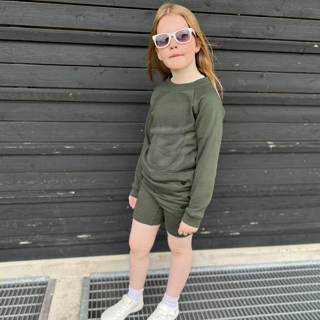 Grøn sweatsæt til børn – lavet i luksuriøs og blød Supima-bomuld.