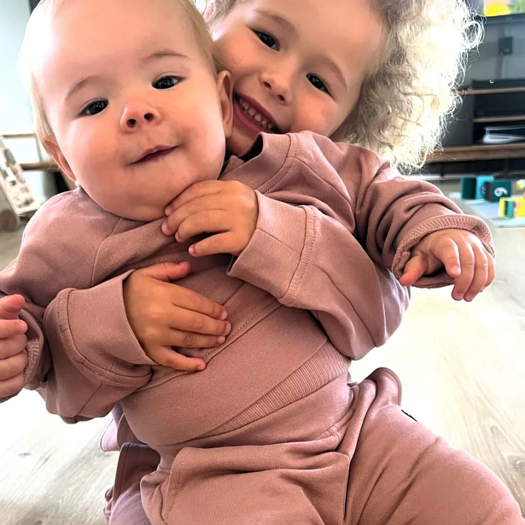 Sweatsæt rosa til børn – lavet i luksuriøs og blød Supima-bomuld.