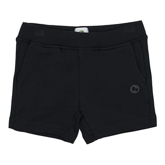 Sweatshorts til børn i farven sort – eksklusivt sweatsæt fremstillet i blød og slidstærk Supima-bomuld, ideel til hverdagskomfort