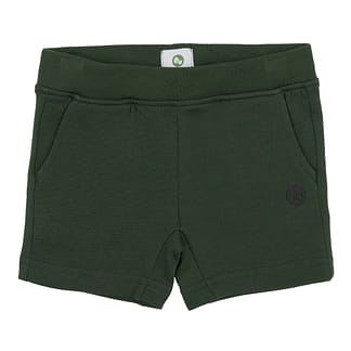 Sweatshorts til børn i farven grøn – eksklusivt sweatsæt fremstillet i blød og slidstærk Supima-bomuld, ideel til hverdagskomfort