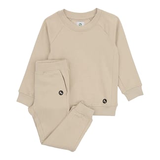 Beige sweatsæt til børn – lavet i luksuriøs og blød Supima-bomuld, fås med både shorts og lange bukser for alsidig komfort året rundt