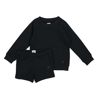 Sort sweatsæt til børn – lavet i luksuriøs og blød Supima-bomuld, fås med både shorts og lange bukser for alsidig komfort året rundt