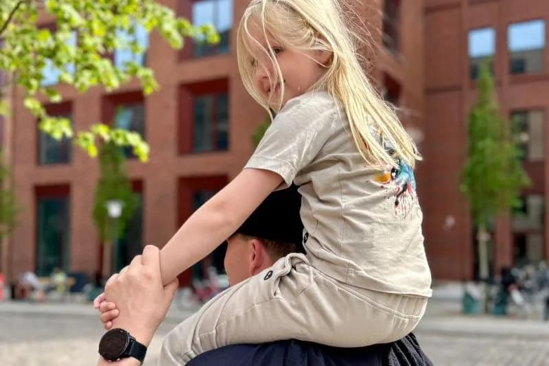 Sweatsæt beige til børn – lavet i luksuriøs og blød Supima-bomuld.