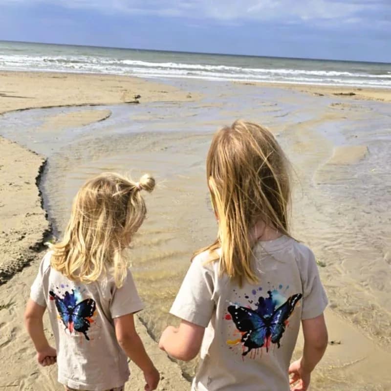 Backprinted t-shirt til børn – lavet i luksuriøs og blød Supima-bomuld.