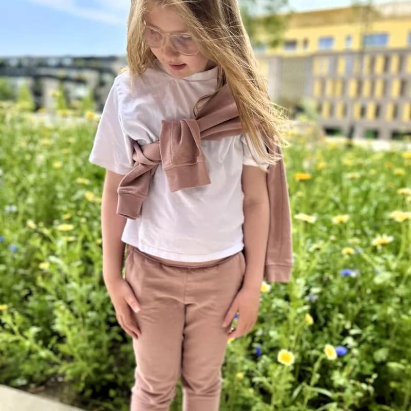 Sweatsæt rose til børn – lavet i luksuriøs og blød Supima-bomuld.