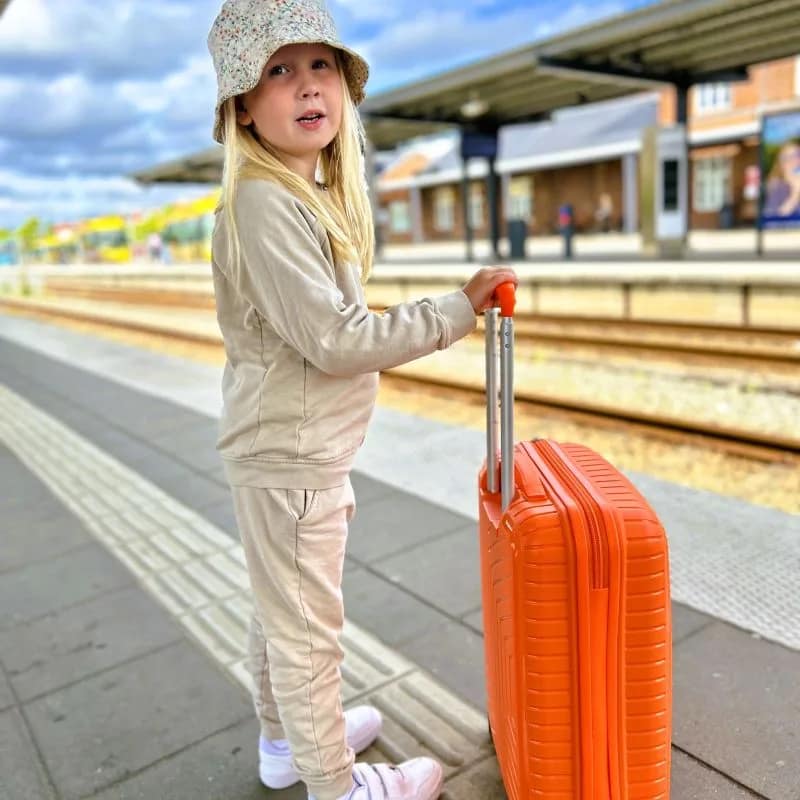 Sweatsæt beige til børn – lavet i luksuriøs og blød Supima-bomuld.